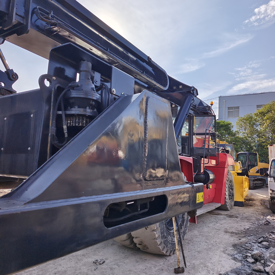 KALMAR DRT450 45 TON DRF 450 DRU450 DRD 450 - Xe tiếp cận xếp chồng: hình 5 KALMAR DRT450 45 TON DRF 450 DRU450 DRD 450 - Xe tiếp cận xếp chồng: hình 5