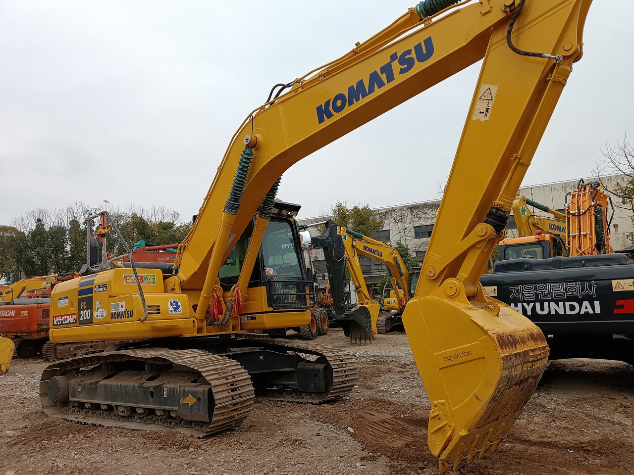 KOMATSU PC200-8 N1 - Máy xúc bánh xích: hình 2 KOMATSU PC200-8 N1 - Máy xúc bánh xích: hình 2