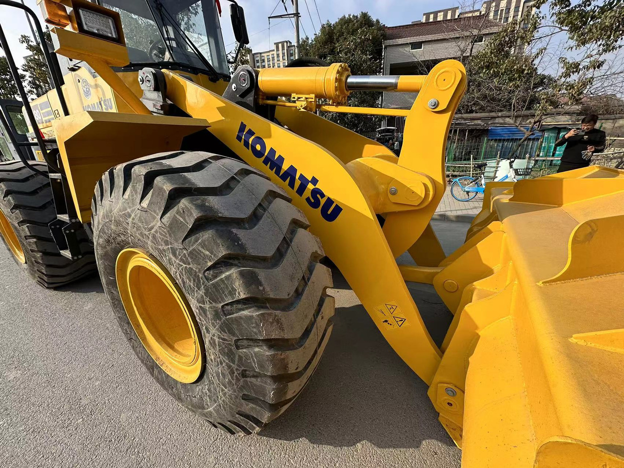KOMATSU WA380 - Máy xúc lật bánh lốp: hình 3 KOMATSU WA380 - Máy xúc lật bánh lốp: hình 3