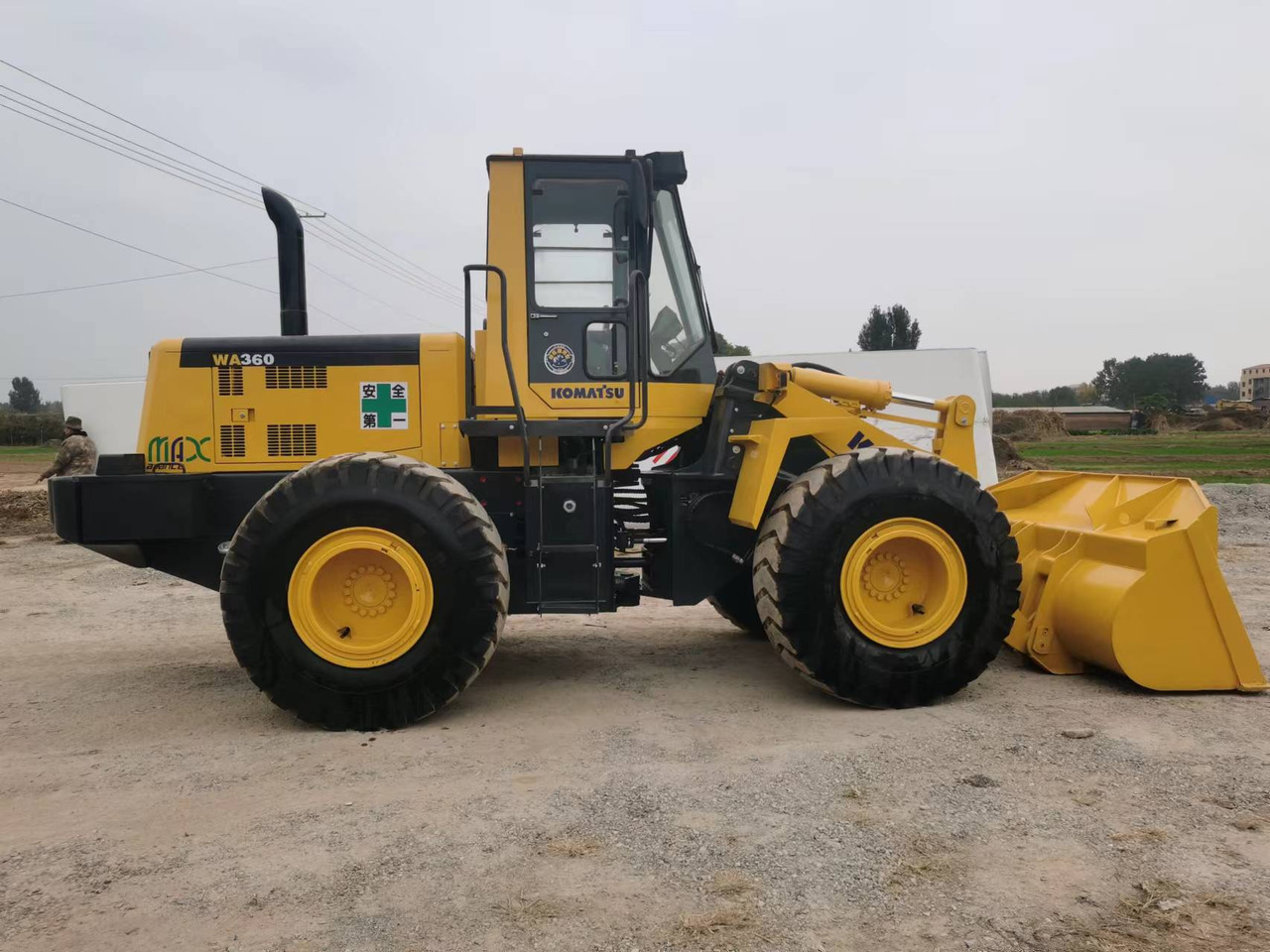 KOMATSU WA380 - Máy xúc lật bánh lốp: hình 1 KOMATSU WA380 - Máy xúc lật bánh lốp: hình 1