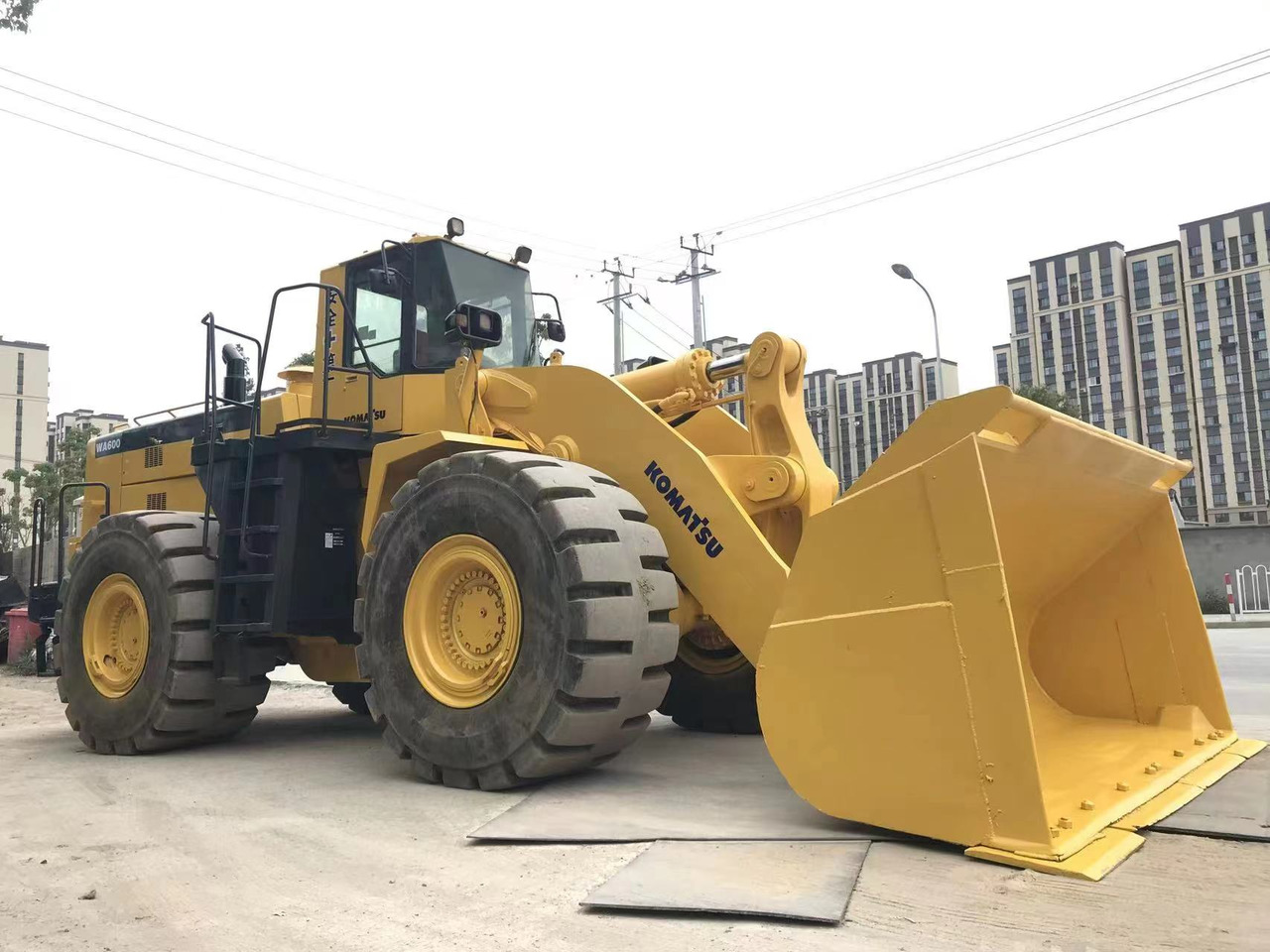 KOMATSU WA600-6 - Máy xúc lật bánh lốp: hình 1 KOMATSU WA600-6 - Máy xúc lật bánh lốp: hình 1