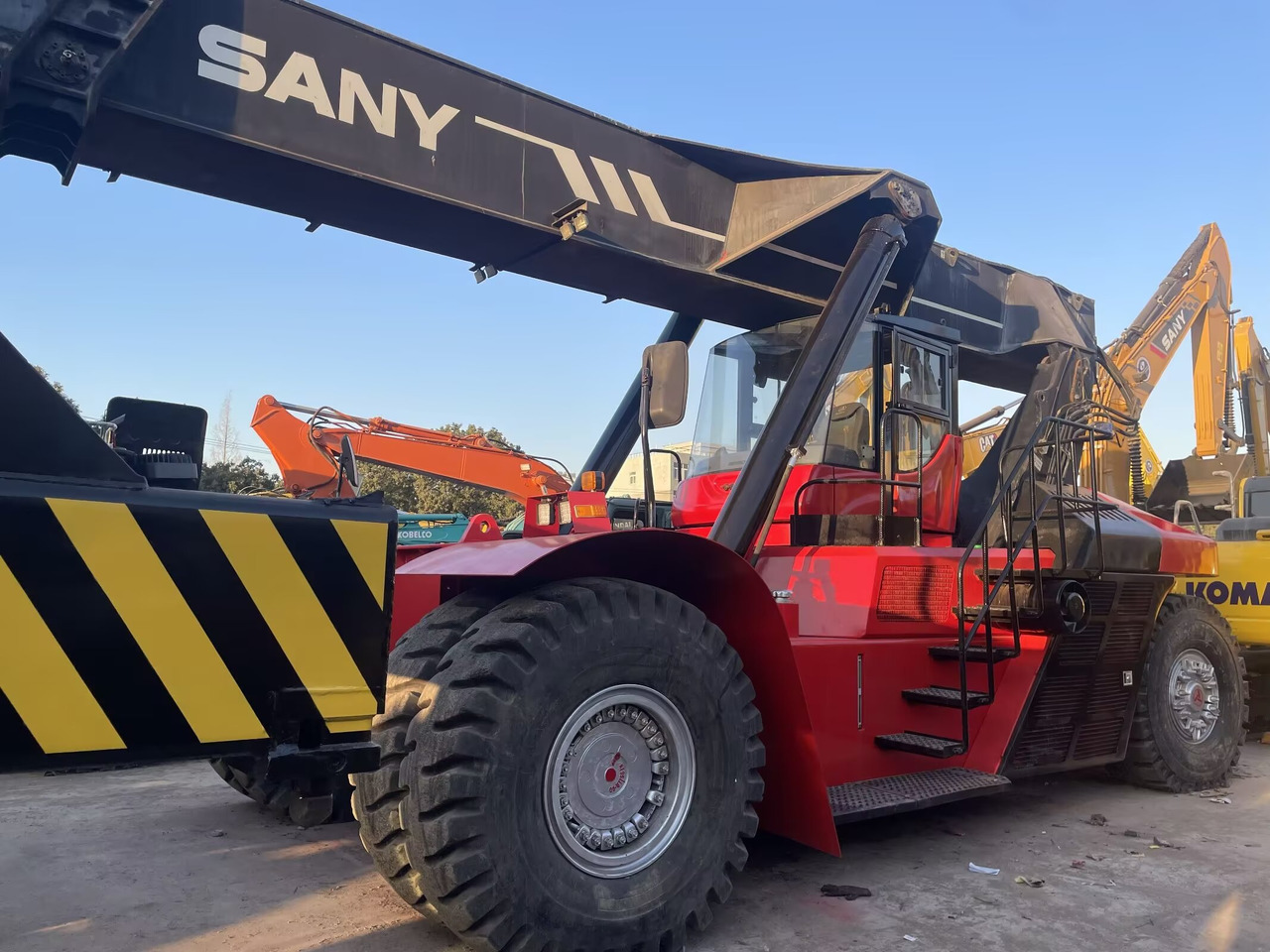 SANY SRSC45C30 45 TON CAPACITY - Xe tiếp cận xếp chồng: hình 2 SANY SRSC45C30 45 TON CAPACITY - Xe tiếp cận xếp chồng: hình 2