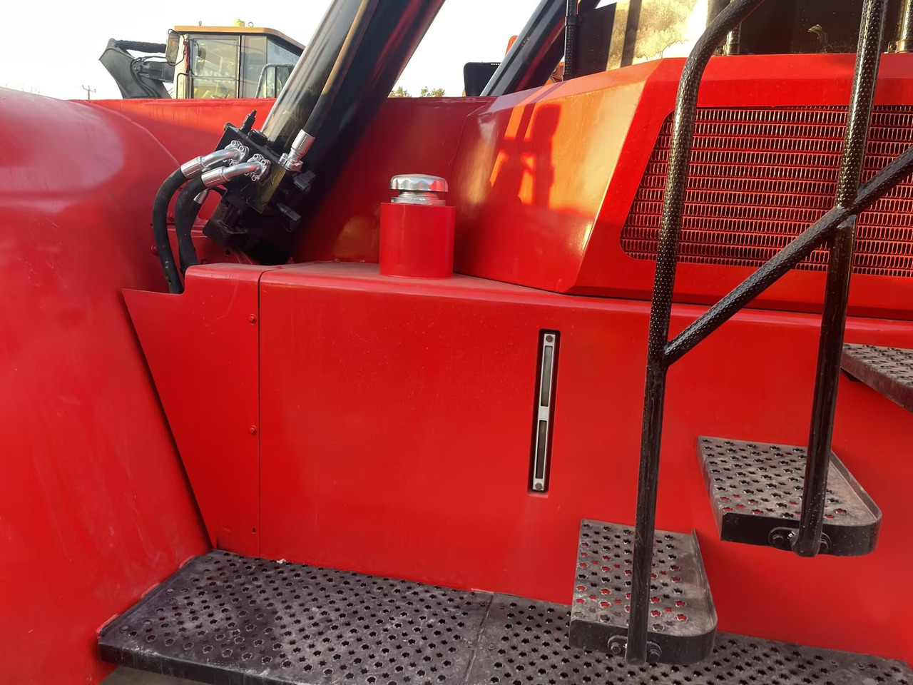 SANY SRSC45C30 45 TON CAPACITY - Xe tiếp cận xếp chồng: hình 4 SANY SRSC45C30 45 TON CAPACITY - Xe tiếp cận xếp chồng: hình 4