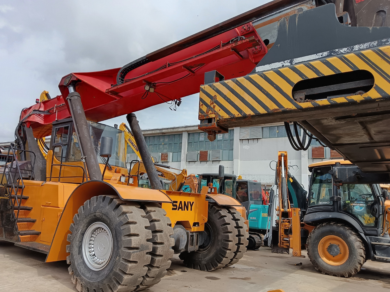 SANY SRSC45C30 REACH STACKER - Xe tiếp cận xếp chồng: hình 3 SANY SRSC45C30 REACH STACKER - Xe tiếp cận xếp chồng: hình 3