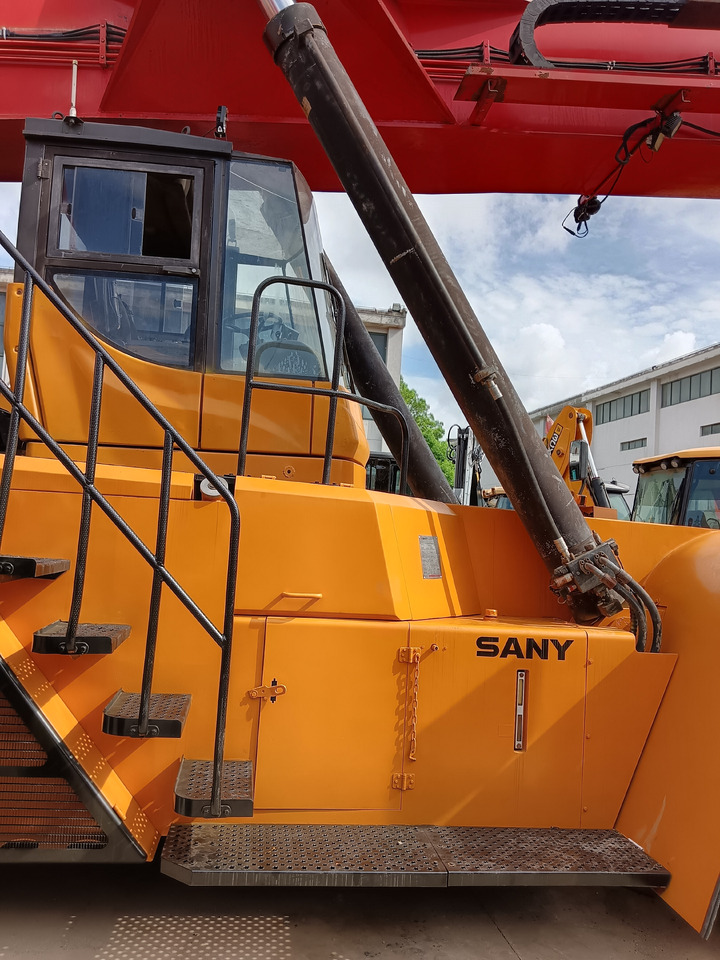 SANY SRSC45C30 REACH STACKER - Xe tiếp cận xếp chồng: hình 5 SANY SRSC45C30 REACH STACKER - Xe tiếp cận xếp chồng: hình 5