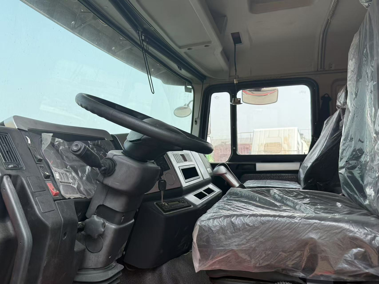 SHACMAN F3000 8*4 DUMP TRUCK - Xe ben: hình 2 SHACMAN F3000 8*4 DUMP TRUCK - Xe ben: hình 2