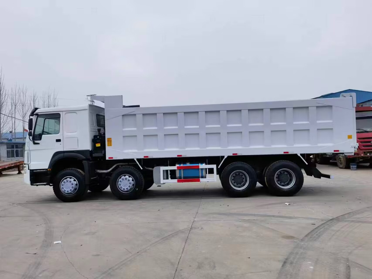 SINOTRUK HOWO 12 TIRES 8*4 - Xe ben: hình 2 SINOTRUK HOWO 12 TIRES 8*4 - Xe ben: hình 2