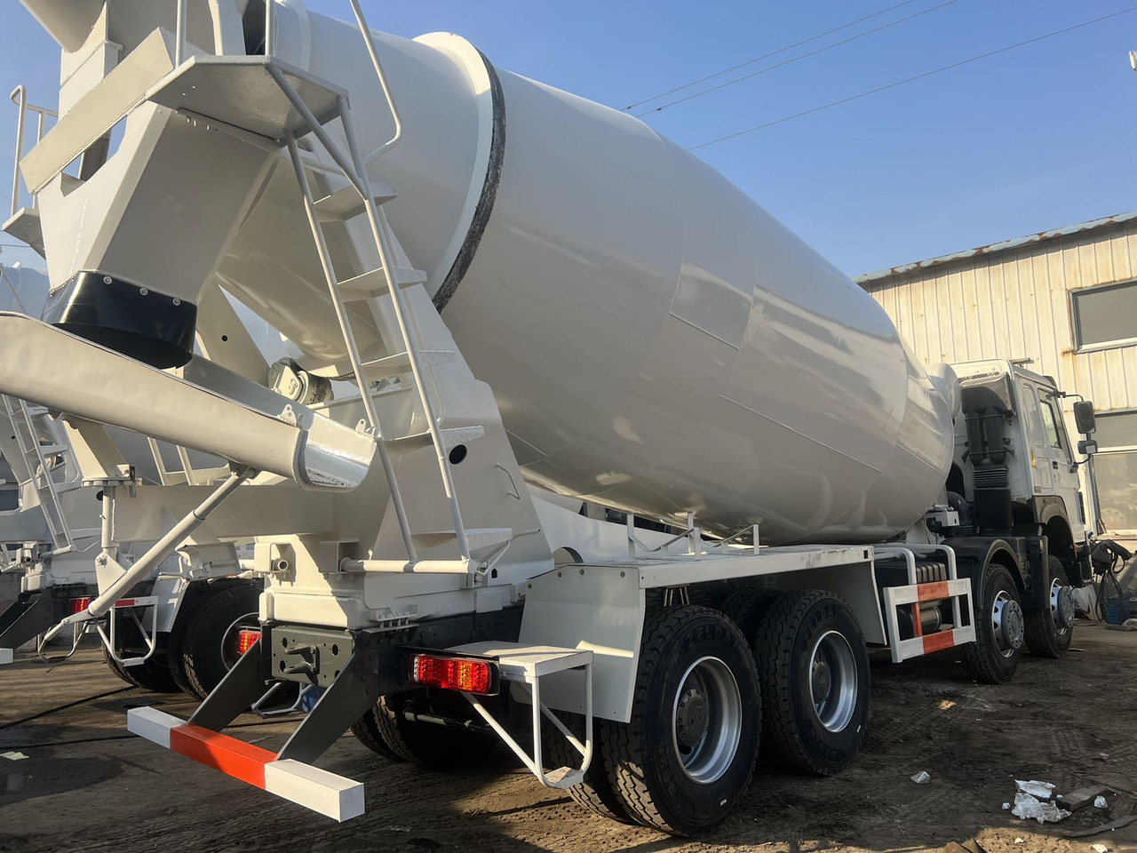 SINOTRUK HOWO 371 HP 16 CBM - Xe trộn bê tông: hình 1 SINOTRUK HOWO 371 HP 16 CBM - Xe trộn bê tông: hình 1