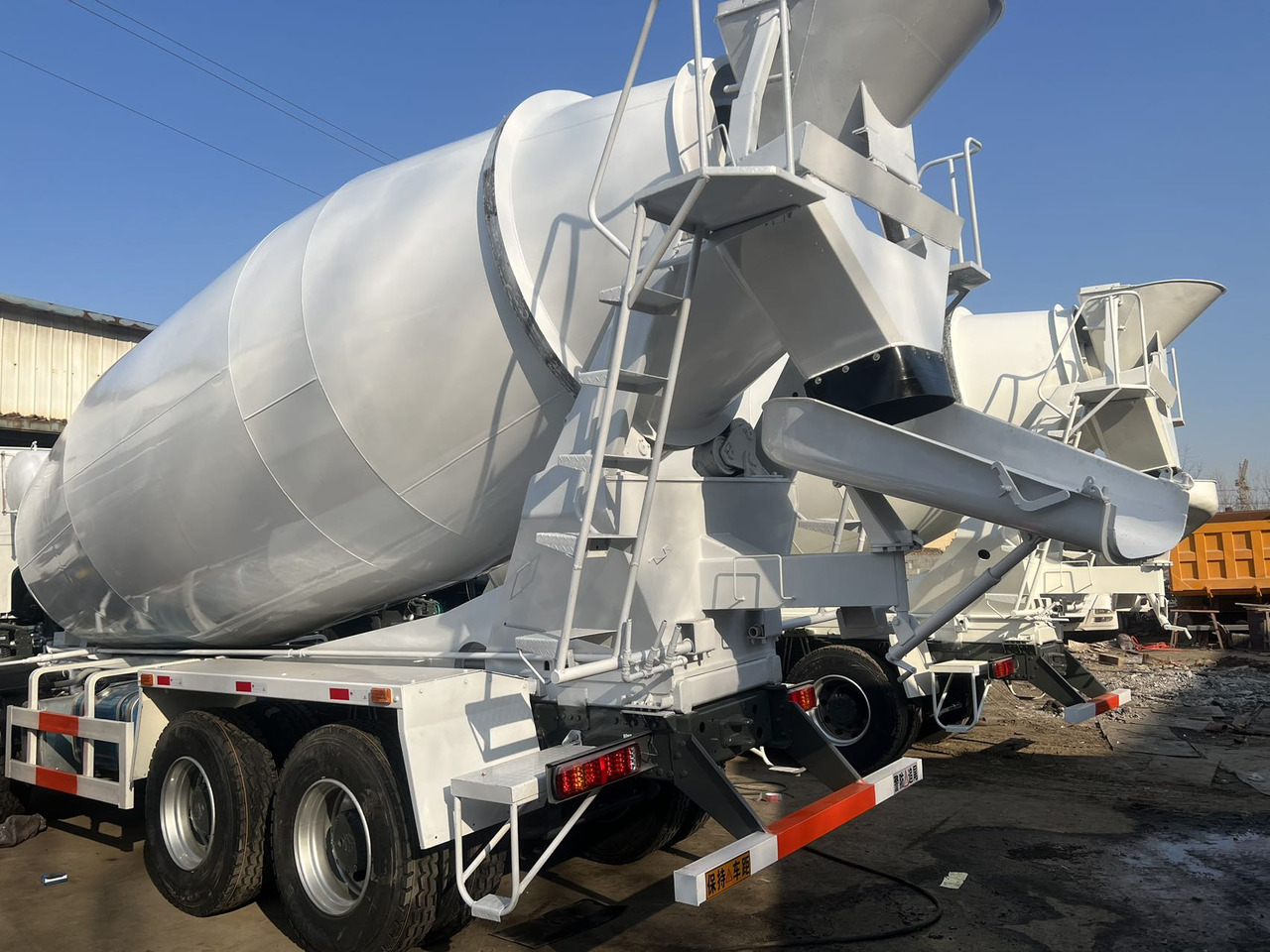 SINOTRUK HOWO 371HP 16CMB - Xe trộn bê tông: hình 4 SINOTRUK HOWO 371HP 16CMB - Xe trộn bê tông: hình 4