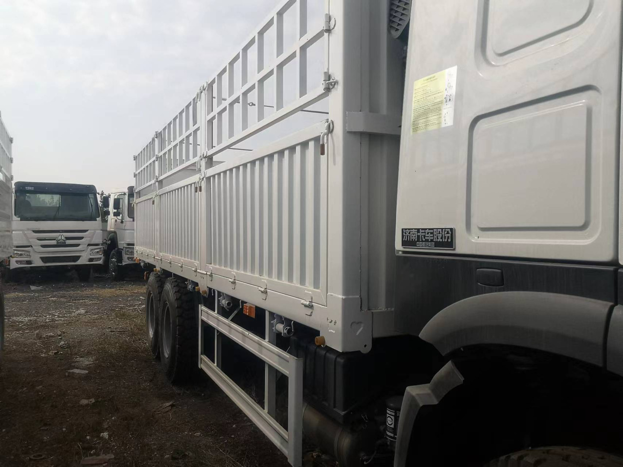 SINOTRUK HOWO LIVESTOCK DUMP TRUCK WITH FENCE - Xe ben: hình 5 SINOTRUK HOWO LIVESTOCK DUMP TRUCK WITH FENCE - Xe ben: hình 5