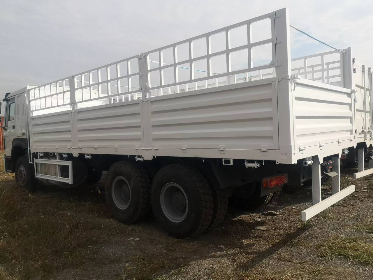 SINOTRUK HOWO LIVESTOCK DUMP TRUCK WITH FENCE - Xe ben: hình 3 SINOTRUK HOWO LIVESTOCK DUMP TRUCK WITH FENCE - Xe ben: hình 3