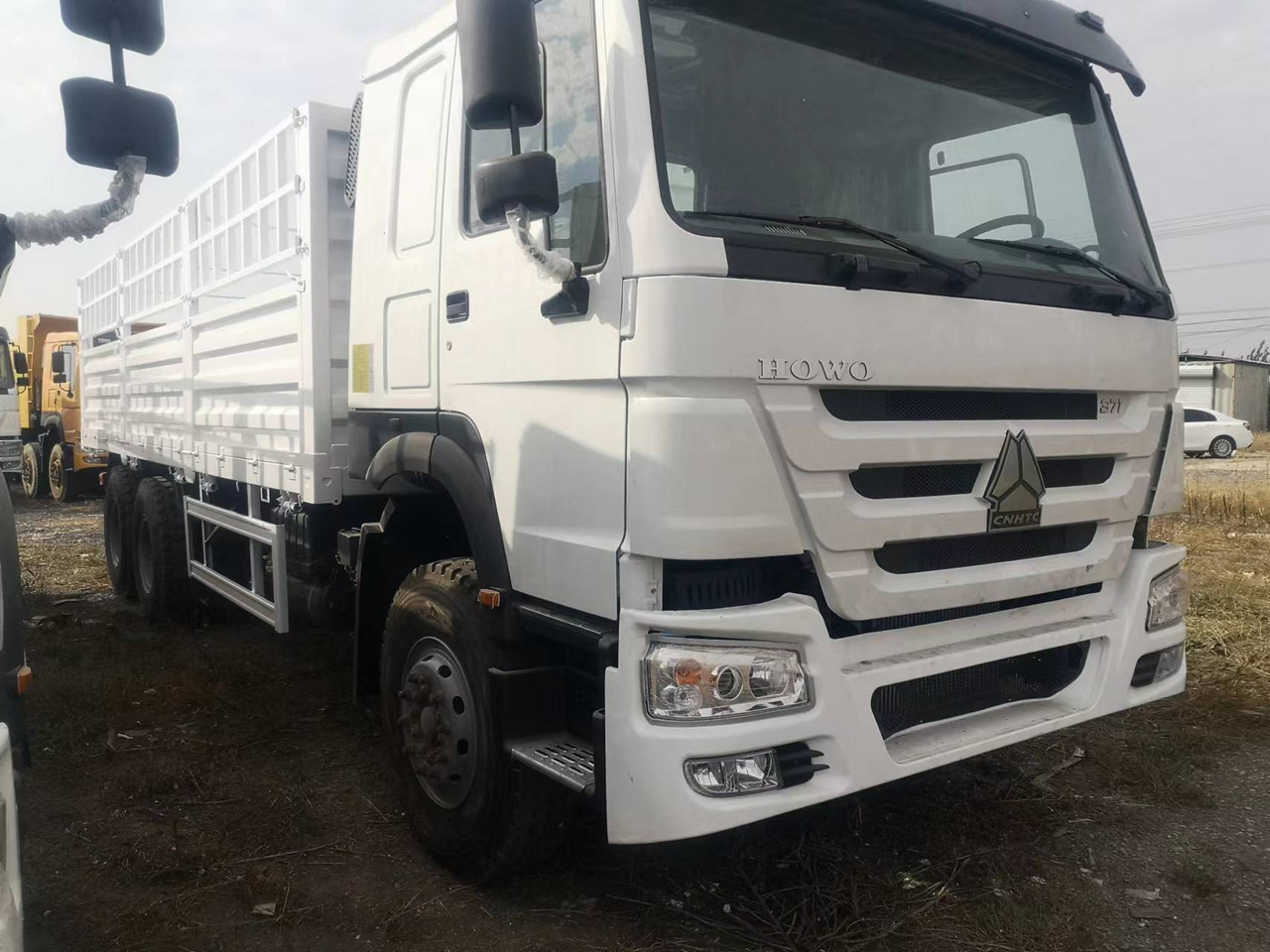 SINOTRUK HOWO LIVESTOCK DUMP TRUCK WITH FENCE - Xe ben: hình 2 SINOTRUK HOWO LIVESTOCK DUMP TRUCK WITH FENCE - Xe ben: hình 2