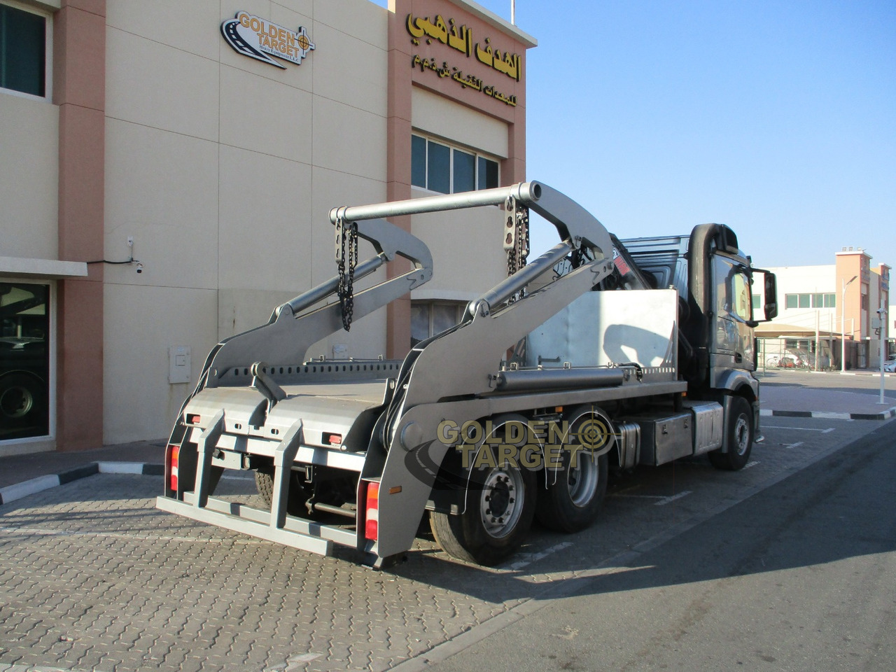MERCEDES-BENZ 2642 6×2 DOUBLE SKIP LOADER with HIAB Crane - Xe tải chở thùng nhỏ: hình 3 MERCEDES-BENZ 2642 6×2 DOUBLE SKIP LOADER with HIAB Crane - Xe tải chở thùng nhỏ: hình 3