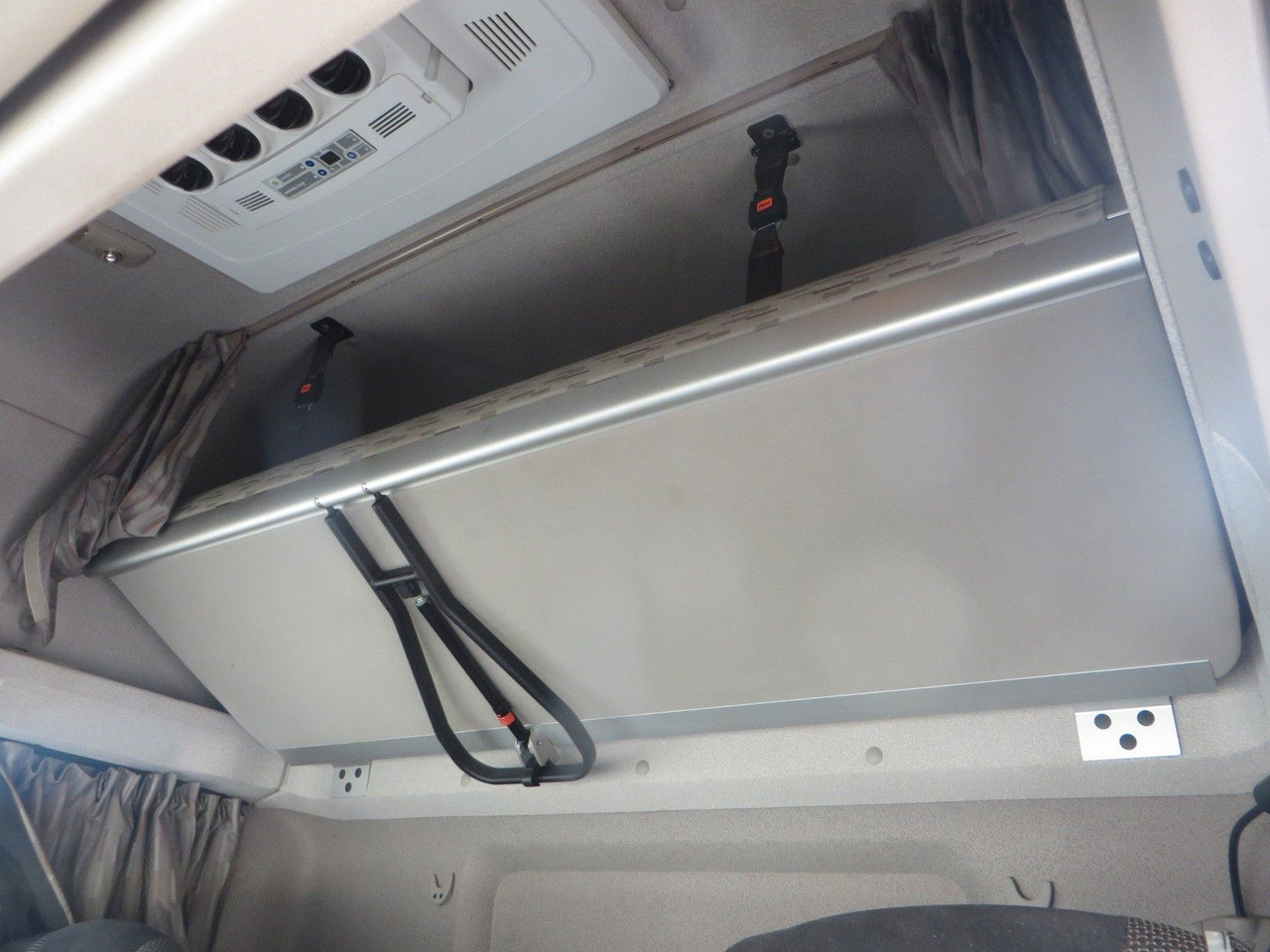 Xe tải thùng mui bạt DAF CF320 4x2 18T Curtainside 7.70m: hình 12 Xe tải thùng mui bạt DAF CF320 4x2 18T Curtainside 7.70m: hình 12