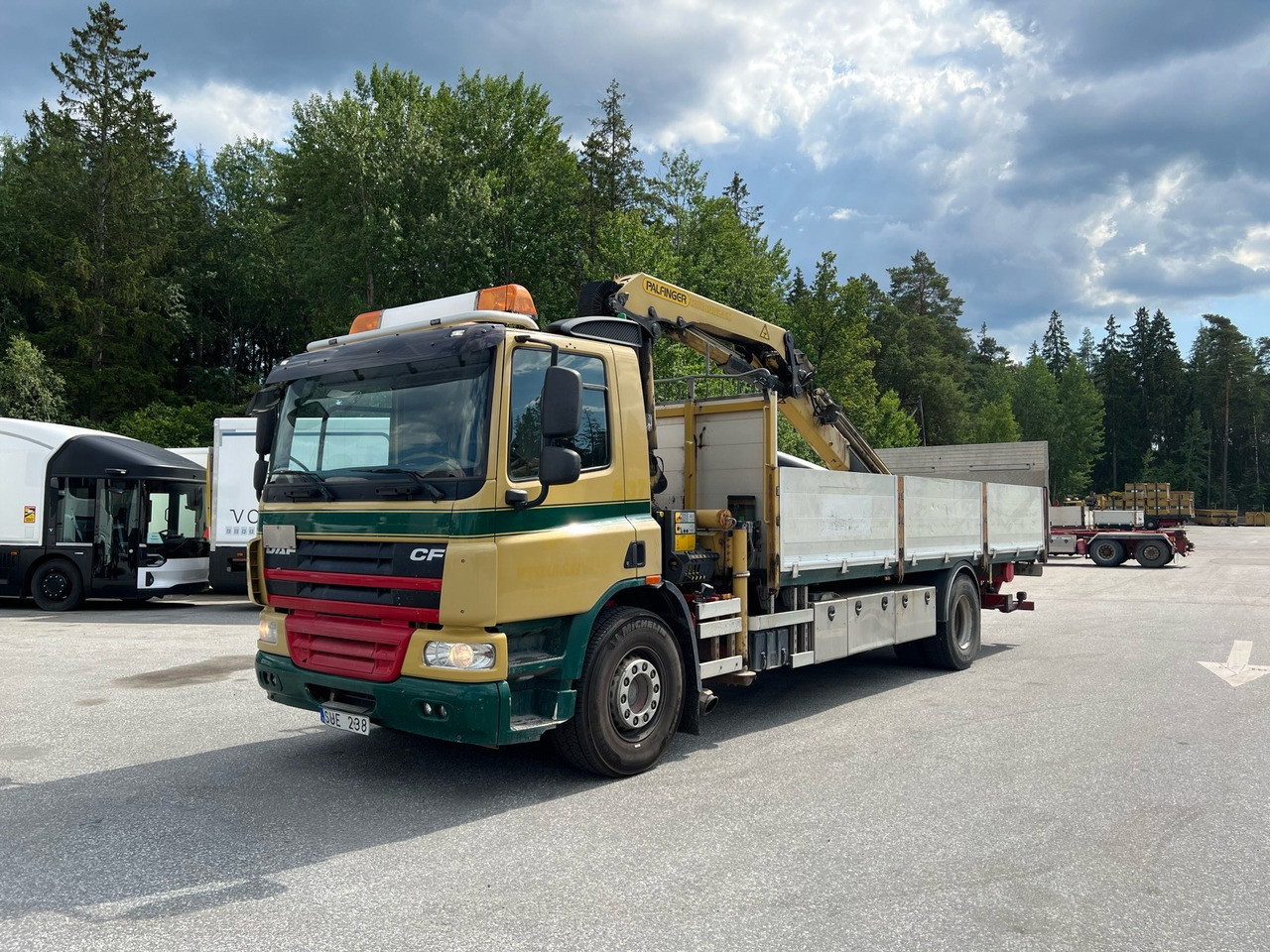 Kranbil DAF CF FA 75310U -2013 | Bakgavellyft | Palfinger | Nybesiktigad - Xe tải thùng lửng/ Phẳng, Xe cẩu tự hành: hình 1 Kranbil DAF CF FA 75310U -2013 | Bakgavellyft | Palfinger | Nybesiktigad - Xe tải thùng lửng/ Phẳng, Xe cẩu tự hành: hình 1