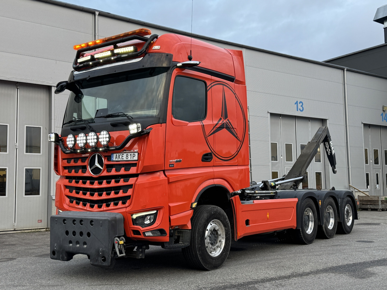 Tridemväxlare Mercedes-Benz Arocs 3758 -2023 | JOAB 24 ton | Plogutrustad - Xe tải nâng móc: hình 1 Tridemväxlare Mercedes-Benz Arocs 3758 -2023 | JOAB 24 ton | Plogutrustad - Xe tải nâng móc: hình 1