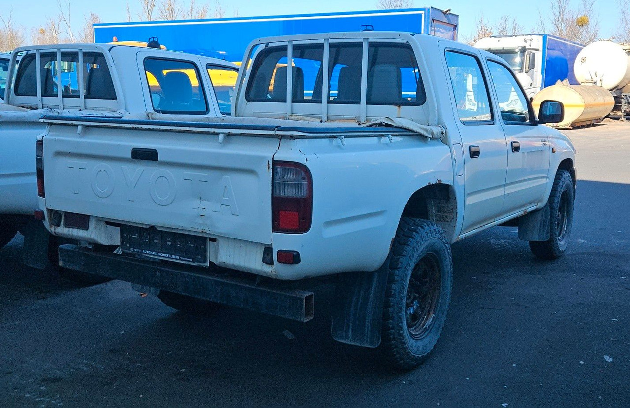 Toyota Hilux Double Cab 4x4 - SUV: hình 3 Toyota Hilux Double Cab 4x4 - SUV: hình 3