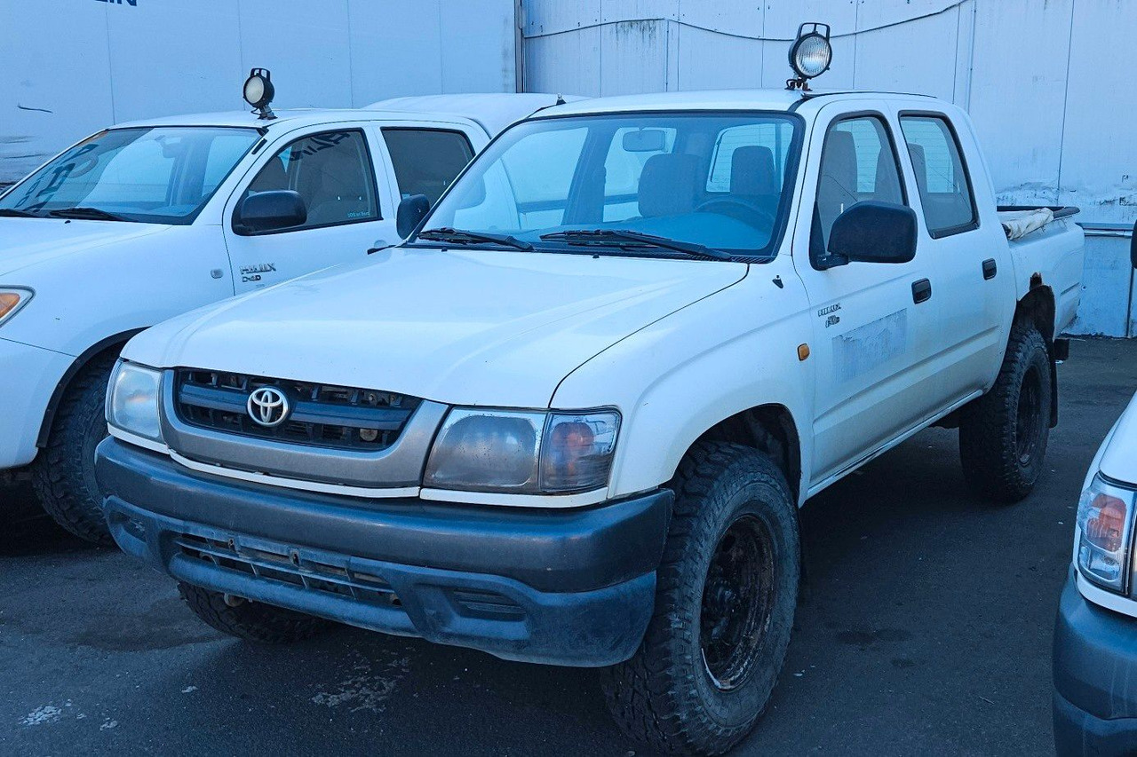 Toyota Hilux Double Cab 4x4 - SUV: hình 2 Toyota Hilux Double Cab 4x4 - SUV: hình 2