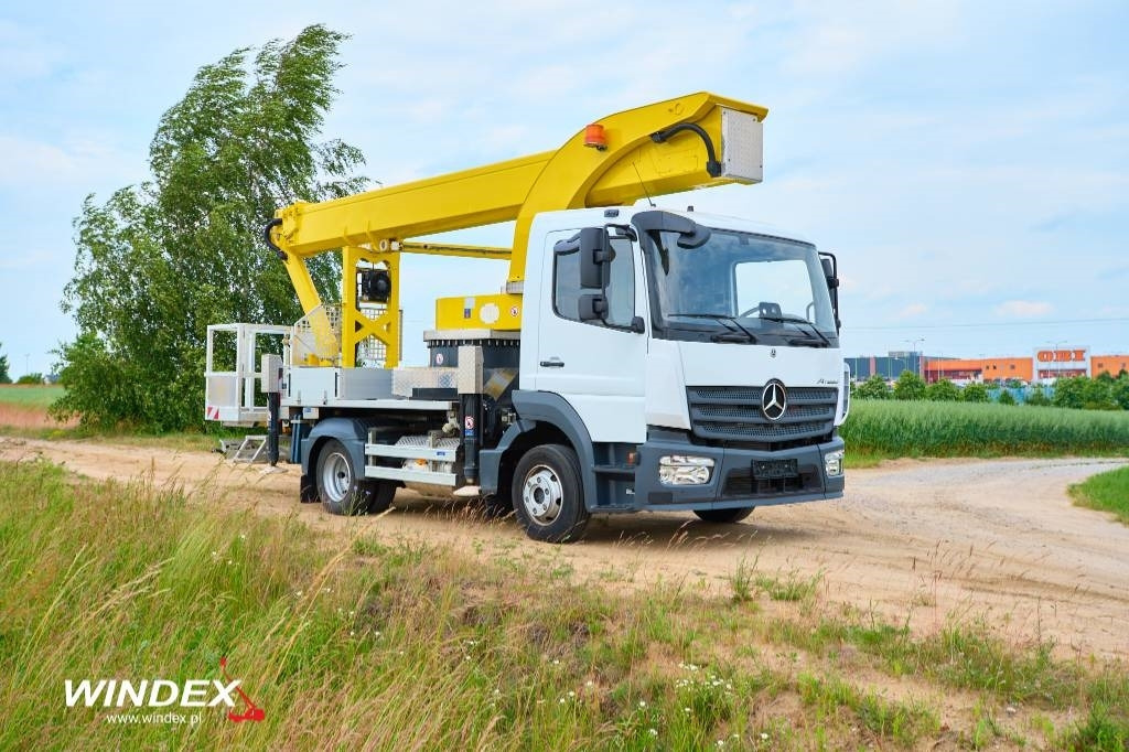 Palfinger P 300 KS - Nền bục trên không gắn trên xe tải: hình 1 Palfinger P 300 KS - Nền bục trên không gắn trên xe tải: hình 1