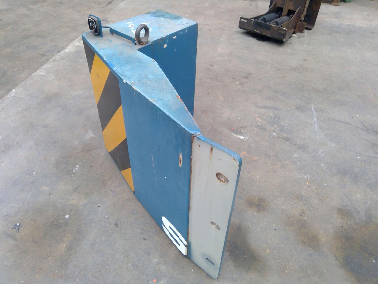 FAUN ATF 40G-2 counterweight 0,7 ton left side - Đối trọng cho Cẩu bánh lốp: hình 2 FAUN ATF 40G-2 counterweight 0,7 ton left side - Đối trọng cho Cẩu bánh lốp: hình 2