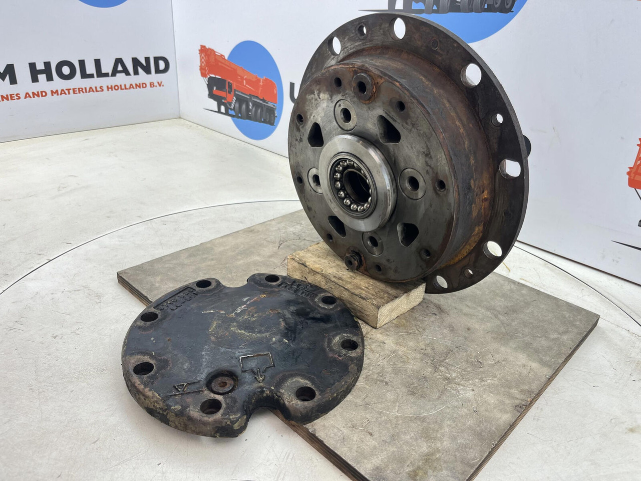 FAUN HK 40 planetary gear 27-18-65-24-4pl-H64-24 - Mô tơ di chuyển cho Cẩu bánh lốp: hình 2 FAUN HK 40 planetary gear 27-18-65-24-4pl-H64-24 - Mô tơ di chuyển cho Cẩu bánh lốp: hình 2