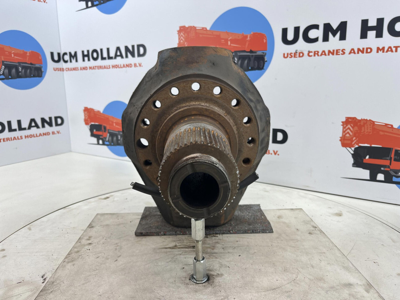 FAUN RTF 40 Steering knuckle 16 holes axle 3 - Ngõng moay ơ cho Cần cẩu: hình 2 FAUN RTF 40 Steering knuckle 16 holes axle 3 - Ngõng moay ơ cho Cần cẩu: hình 2