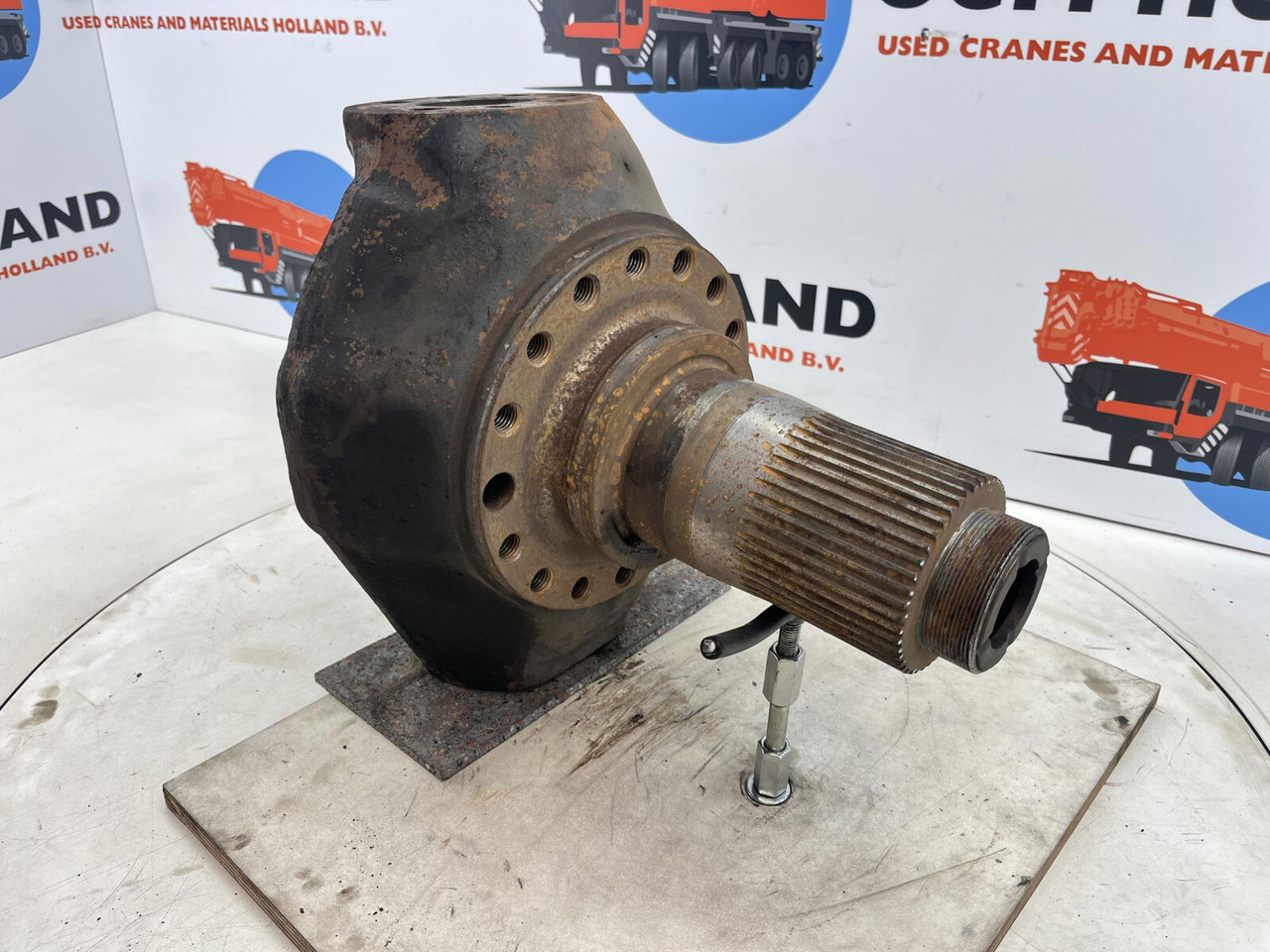 FAUN RTF 40 Steering knuckle 16 holes axle 3 - Ngõng moay ơ cho Cần cẩu: hình 3 FAUN RTF 40 Steering knuckle 16 holes axle 3 - Ngõng moay ơ cho Cần cẩu: hình 3