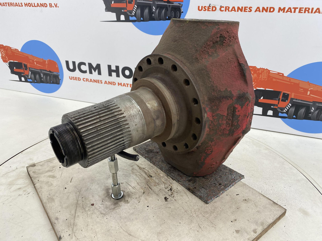 Gottwald AMK 70 Steering knuckle 16 holes axle 2 - Ngõng moay ơ cho Cẩu bánh lốp: hình 1 Gottwald AMK 70 Steering knuckle 16 holes axle 2 - Ngõng moay ơ cho Cẩu bánh lốp: hình 1