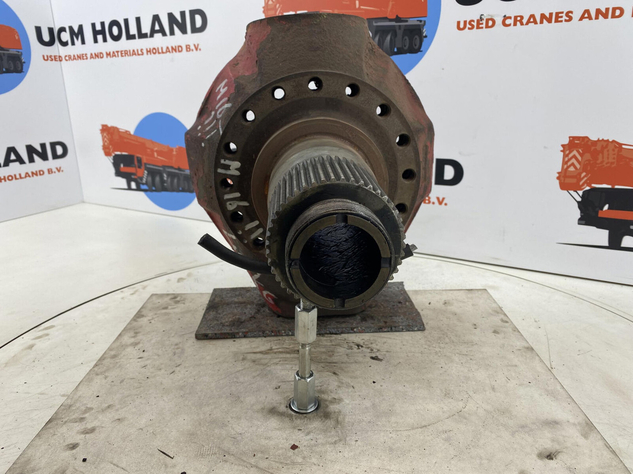 Gottwald AMK 70 Steering knuckle 16 holes axle 2 - Ngõng moay ơ cho Cẩu bánh lốp: hình 2 Gottwald AMK 70 Steering knuckle 16 holes axle 2 - Ngõng moay ơ cho Cẩu bánh lốp: hình 2