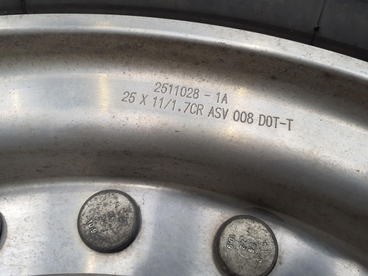 Grove Wheel 445/95R25 12 9 2p alu - Bánh xe cho Cần cẩu: hình 4 Grove Wheel 445/95R25 12 9 2p alu - Bánh xe cho Cần cẩu: hình 4