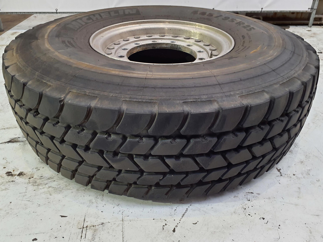 Grove Wheel 445/95R25 12 9 2p alu - Bánh xe cho Cần cẩu: hình 1 Grove Wheel 445/95R25 12 9 2p alu - Bánh xe cho Cần cẩu: hình 1
