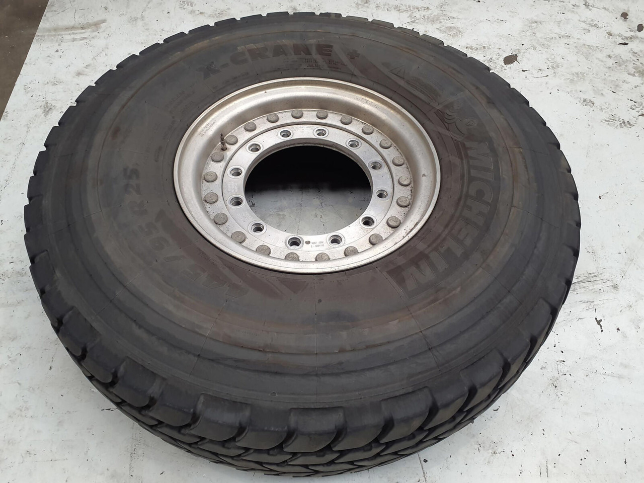 Grove Wheel 445/95R25 12 9 2p alu - Bánh xe cho Cần cẩu: hình 2 Grove Wheel 445/95R25 12 9 2p alu - Bánh xe cho Cần cẩu: hình 2