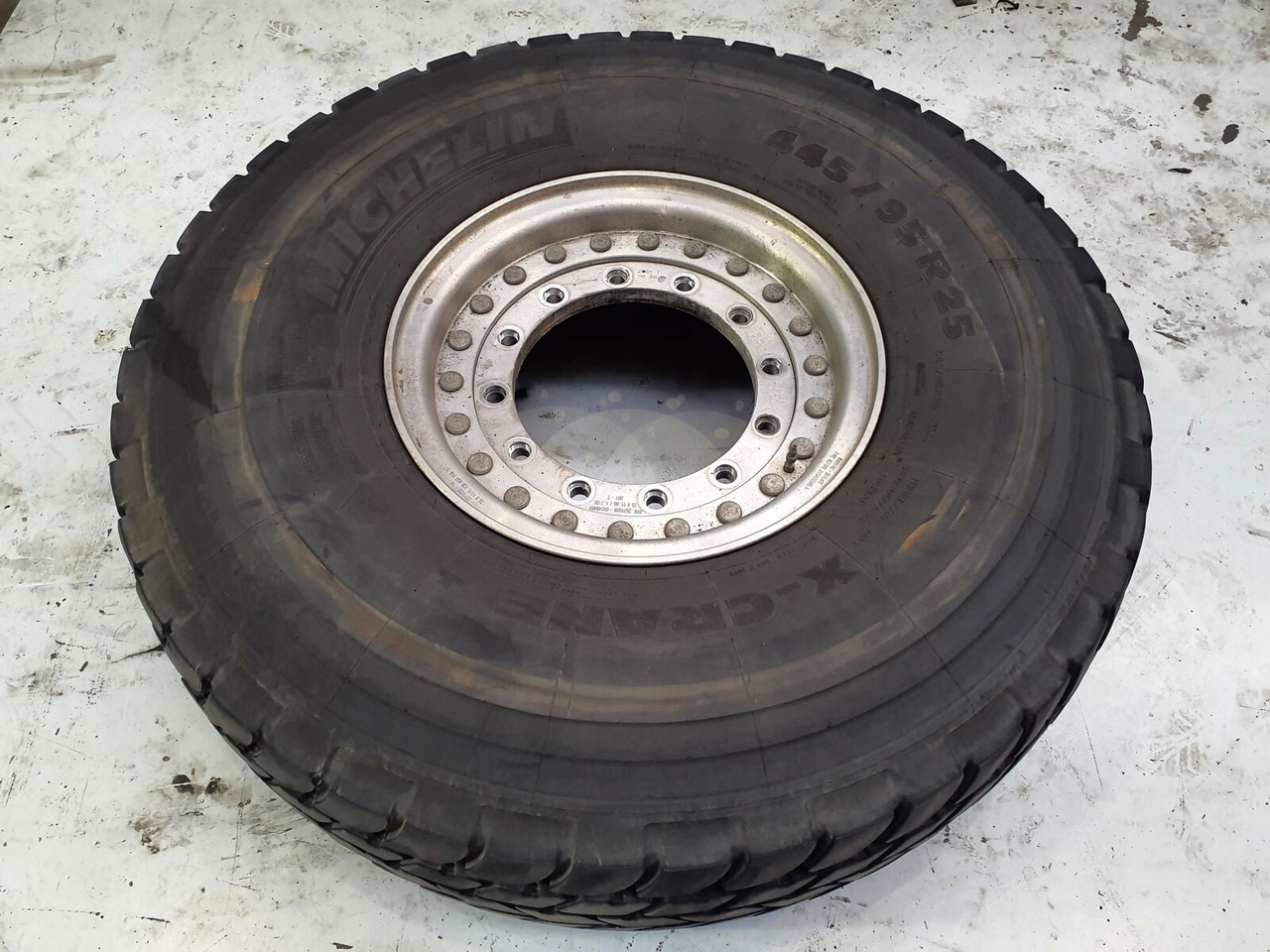 Grove Wheel 445/95R25 12 9 2p alu - Bánh xe cho Cần cẩu: hình 3 Grove Wheel 445/95R25 12 9 2p alu - Bánh xe cho Cần cẩu: hình 3