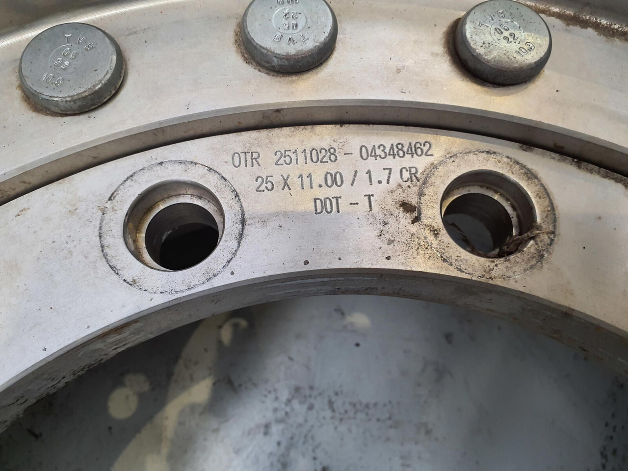 Grove Wheel 445/95R25 12 9 2p alu - Bánh xe cho Cần cẩu: hình 5 Grove Wheel 445/95R25 12 9 2p alu - Bánh xe cho Cần cẩu: hình 5