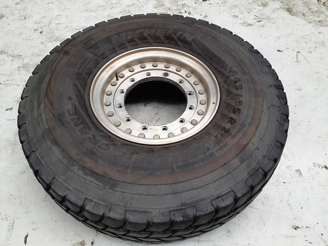 Grove Wheel 445/95R25 12 9 2p alu - Bánh xe cho Cần cẩu: hình 2 Grove Wheel 445/95R25 12 9 2p alu - Bánh xe cho Cần cẩu: hình 2