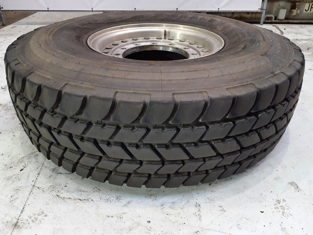 Grove Wheel 445/95R25 12 9 2p alu - Bánh xe cho Cần cẩu: hình 1 Grove Wheel 445/95R25 12 9 2p alu - Bánh xe cho Cần cẩu: hình 1