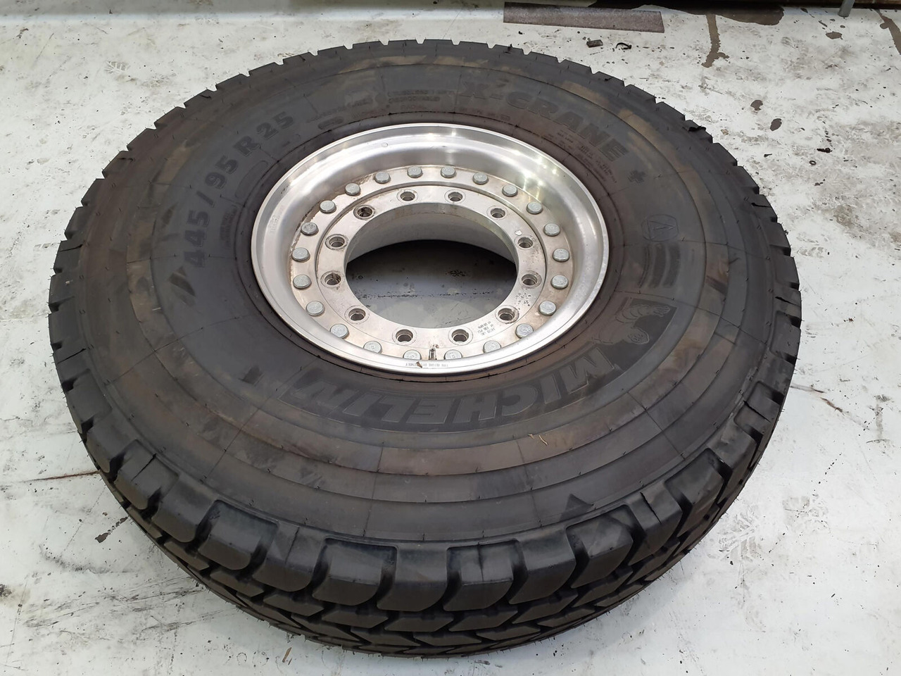 Grove Wheel 445/95R25 12 9 2p alu - Bánh xe cho Cần cẩu: hình 3 Grove Wheel 445/95R25 12 9 2p alu - Bánh xe cho Cần cẩu: hình 3