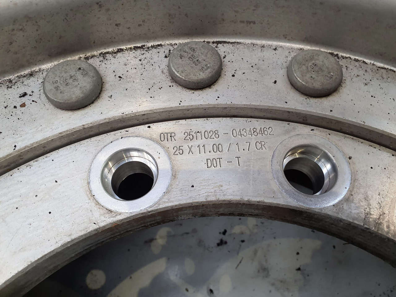 Grove Wheel 445/95R25 12 9 2p alu - Bánh xe cho Cần cẩu: hình 5 Grove Wheel 445/95R25 12 9 2p alu - Bánh xe cho Cần cẩu: hình 5