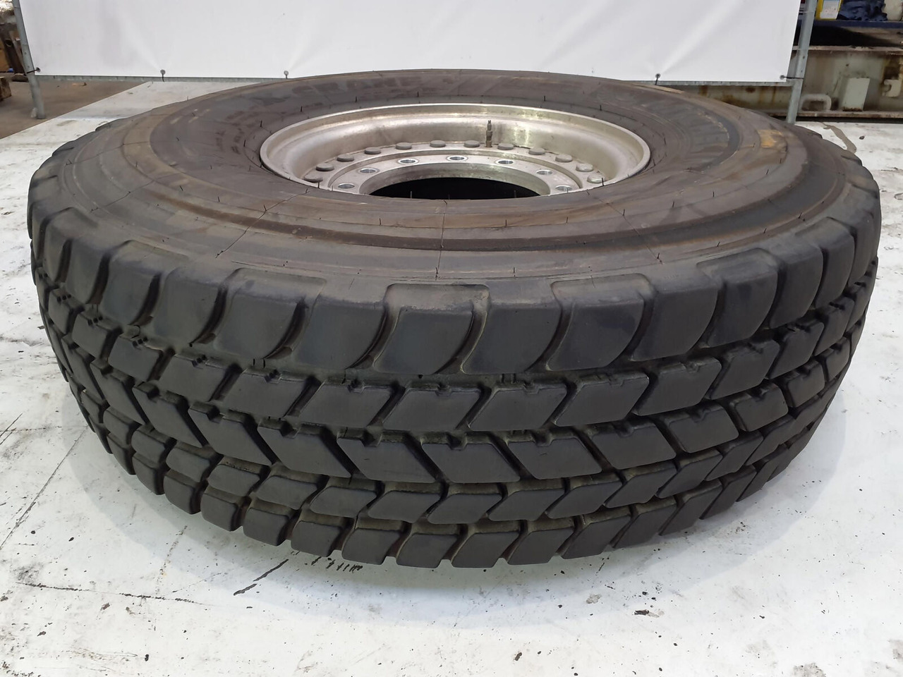 Grove Wheel 445/95R25 12 9 2p alu - Bánh xe cho Cần cẩu: hình 1 Grove Wheel 445/95R25 12 9 2p alu - Bánh xe cho Cần cẩu: hình 1
