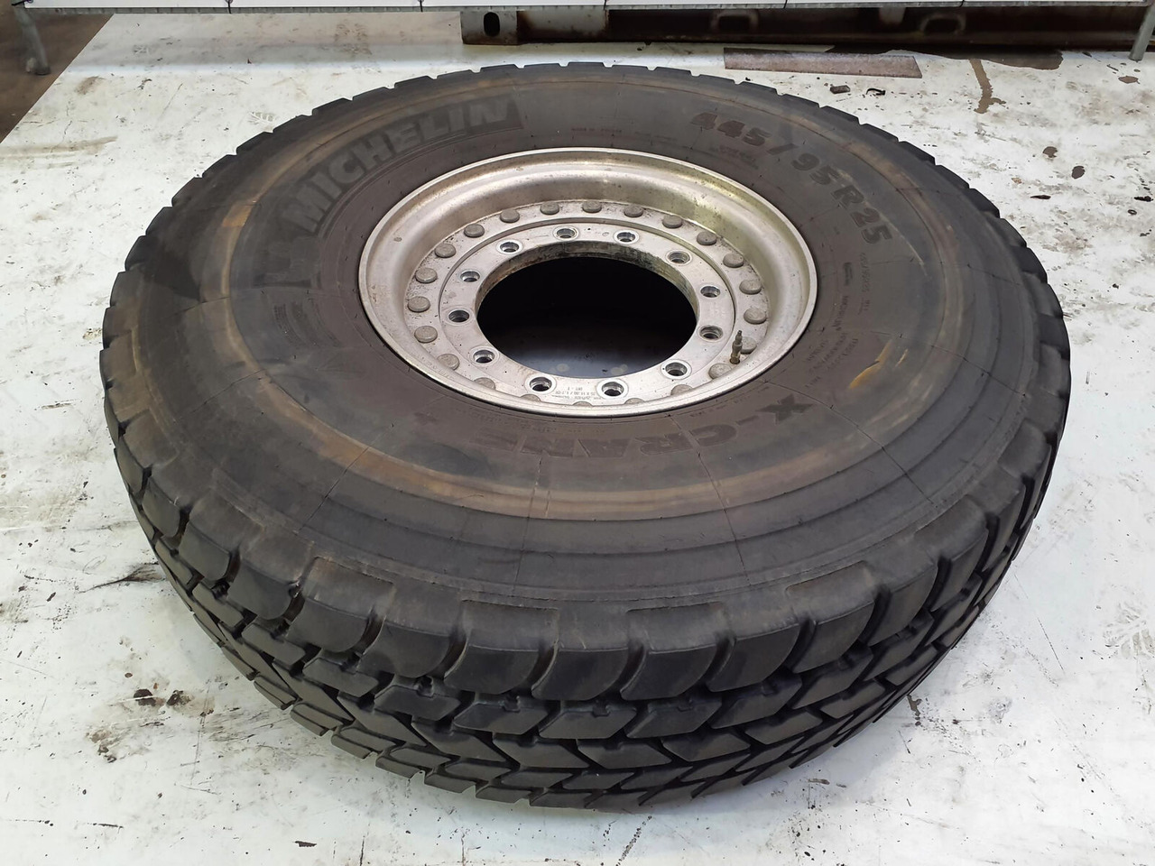 Grove Wheel 445/95R25 12 9 2p alu - Bánh xe cho Cần cẩu: hình 2 Grove Wheel 445/95R25 12 9 2p alu - Bánh xe cho Cần cẩu: hình 2