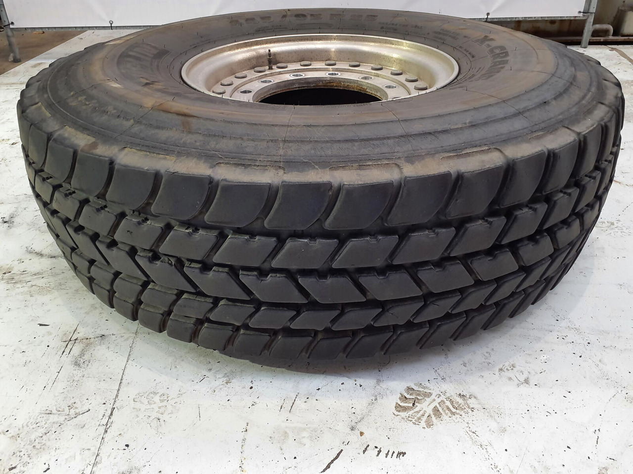 Grove Wheel 445/95R25 12 9 2p alu - Bánh xe cho Cần cẩu: hình 1 Grove Wheel 445/95R25 12 9 2p alu - Bánh xe cho Cần cẩu: hình 1