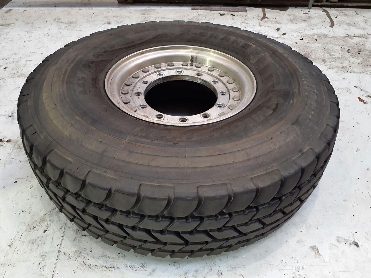 Grove Wheel 445/95R25 12 9 2p alu - Bánh xe cho Cần cẩu: hình 2 Grove Wheel 445/95R25 12 9 2p alu - Bánh xe cho Cần cẩu: hình 2