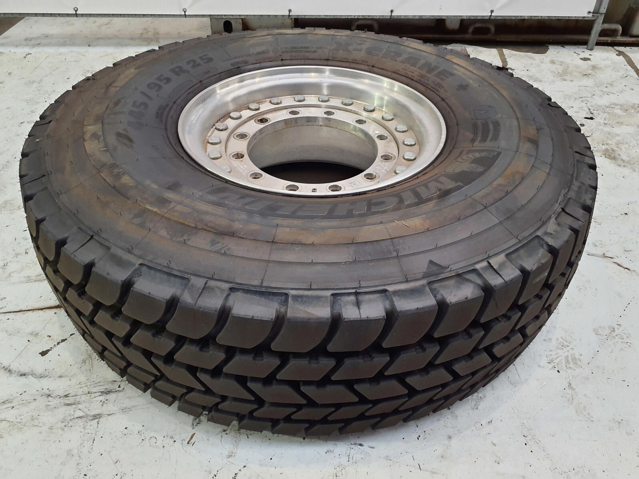 Grove Wheel 445/95R25 12 9 2p alu - Bánh xe cho Cần cẩu: hình 2 Grove Wheel 445/95R25 12 9 2p alu - Bánh xe cho Cần cẩu: hình 2