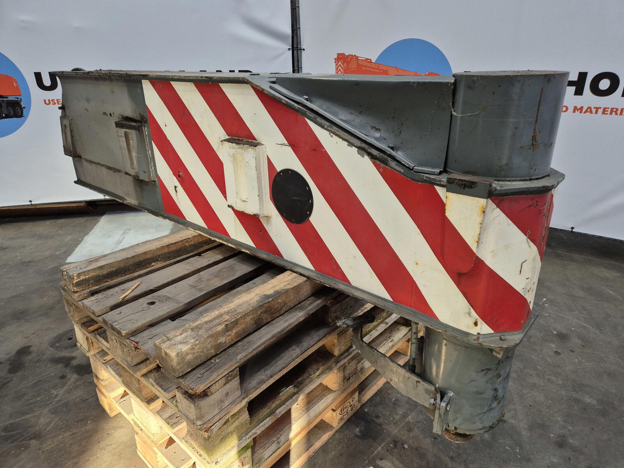 Liebherr LTM 1250-6.1 outriggerbeam rear with support cylinder - Hệ thống treo cho Cần cẩu: hình 1 Liebherr LTM 1250-6.1 outriggerbeam rear with support cylinder - Hệ thống treo cho Cần cẩu: hình 1