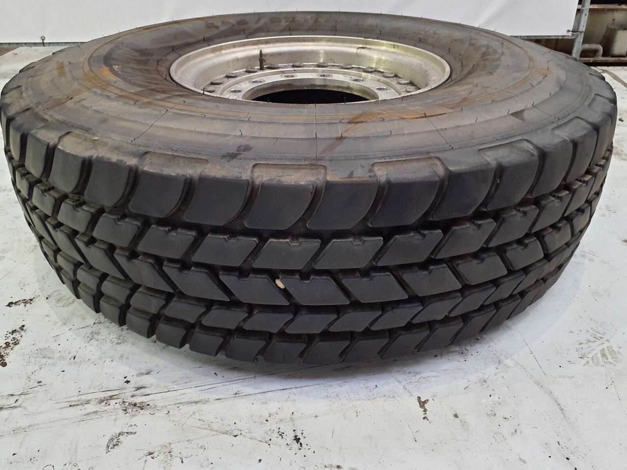 Michelin Wheel 445/95R25 12 9 2p alu - Bánh xe cho Cần cẩu: hình 1 Michelin Wheel 445/95R25 12 9 2p alu - Bánh xe cho Cần cẩu: hình 1