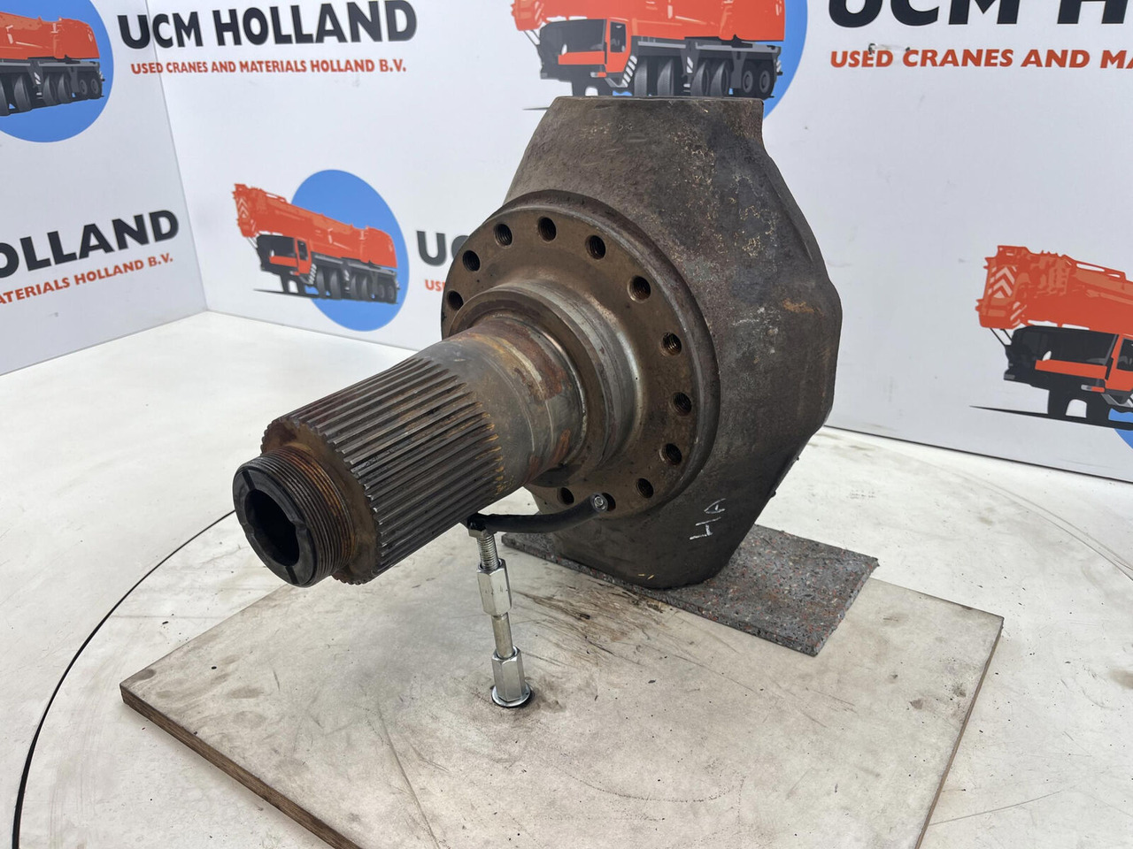 PPM ATT 400 Steering knuckle 16 holes axle 1 - Ngõng moay ơ cho Cần cẩu: hình 1 PPM ATT 400 Steering knuckle 16 holes axle 1 - Ngõng moay ơ cho Cần cẩu: hình 1