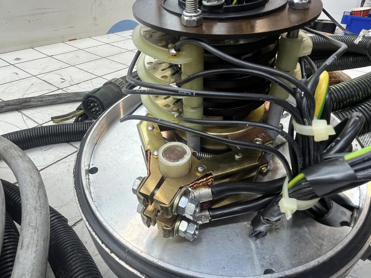 Linh kiện điện cho Cẩu bánh lốp Terex AC 155 slip ring assy: hình 9 Linh kiện điện cho Cẩu bánh lốp Terex AC 155 slip ring assy: hình 9