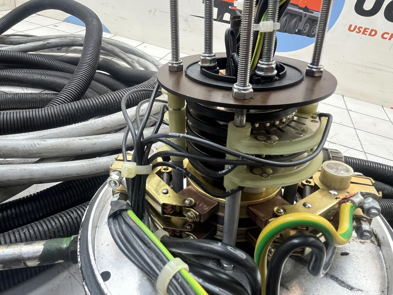 Linh kiện điện cho Cẩu bánh lốp Terex AC 155 slip ring assy: hình 7 Linh kiện điện cho Cẩu bánh lốp Terex AC 155 slip ring assy: hình 7