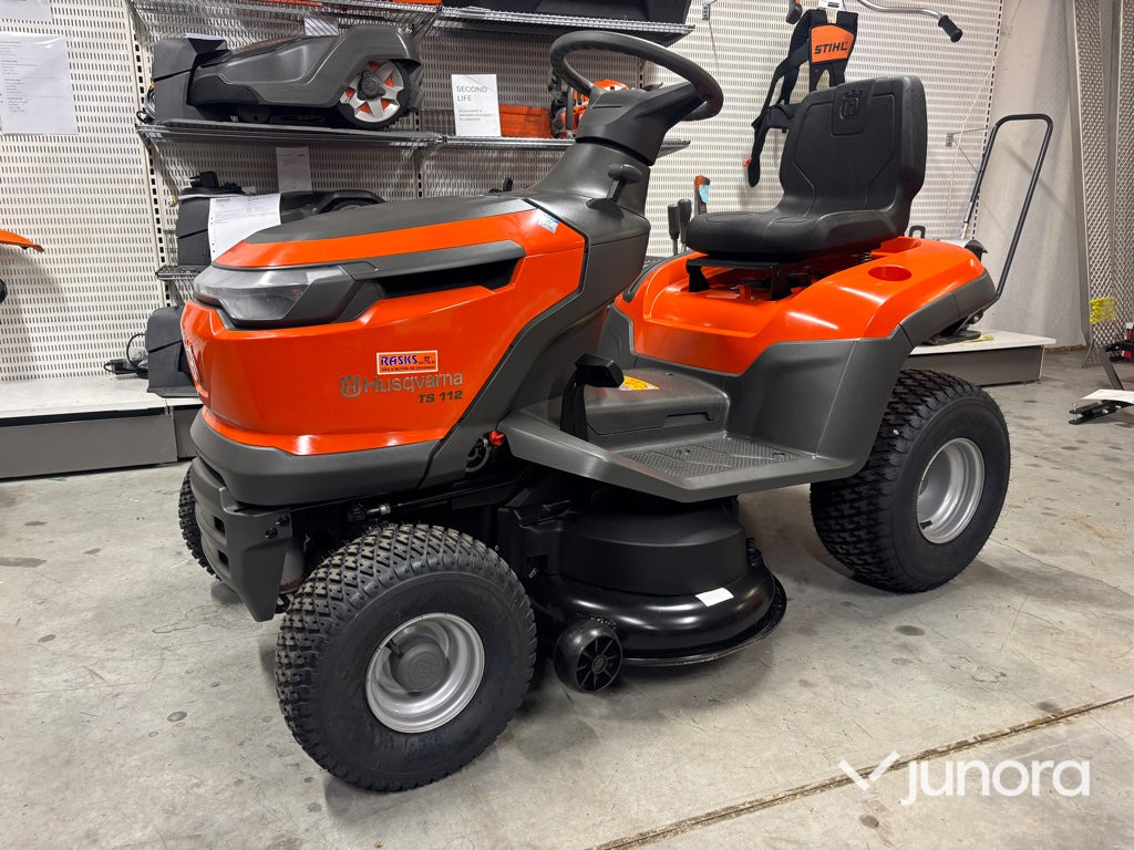 Åkgräsklippare - Husqvarna TS112 - Máy cắt cỏ vườn: hình 2 Åkgräsklippare - Husqvarna TS112 - Máy cắt cỏ vườn: hình 2