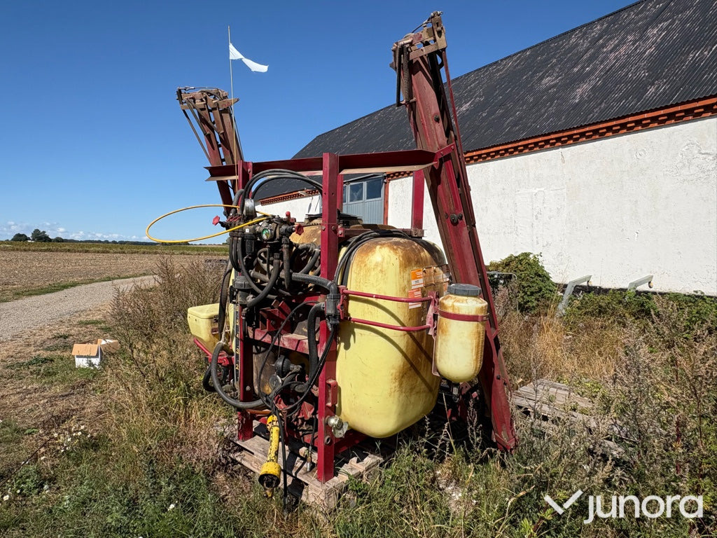 Växtspruta - Hardi, 1000L, 12M - Máy xịt gắn trên máy cày: hình 1 Växtspruta - Hardi, 1000L, 12M - Máy xịt gắn trên máy cày: hình 1